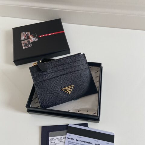 Prada 十字纹牛皮卡包 型号1MC026