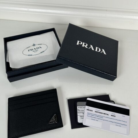 Prada 男士升级版鹿皮小卡包黑色，型号2MC223