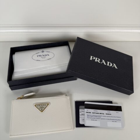 Prada 白色十字纹皮卡包男女通用款 型号：1MC086