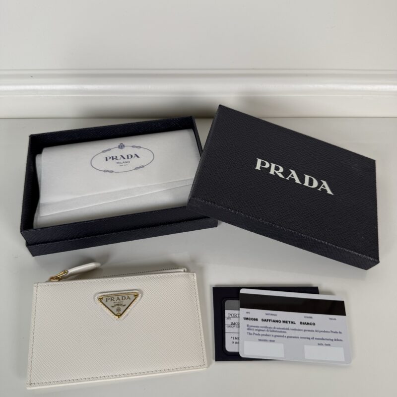 Prada 白色十字纹皮卡包男女通用款 型号：1MC086