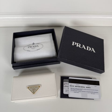 Prada 经典卡片夹 十字纹牛皮制作 型号1MC122