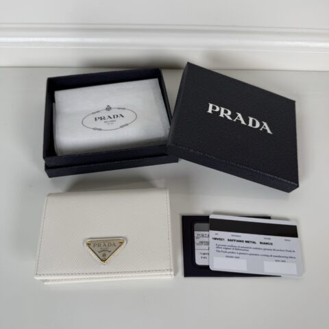 Prada 按扣式开合短夹男女通用，型号1MV021