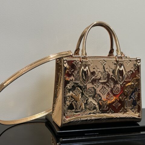 LV OnTheGo小号手袋金色 163芯片 款号M26373