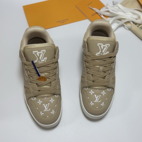 LV 男款小牛皮压花休闲鞋棕色 设计简洁
