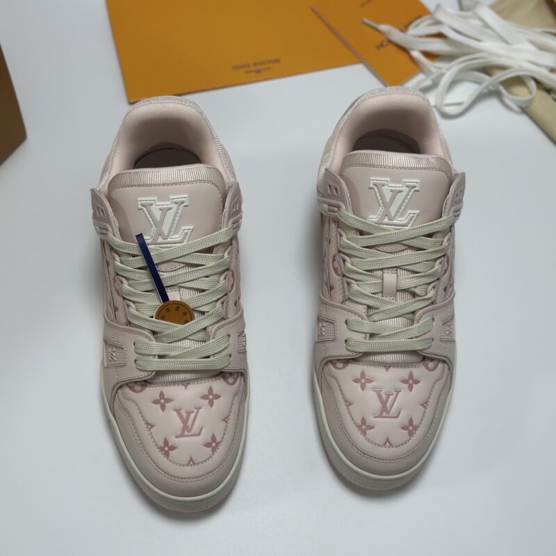 LV 女款休闲鞋粉色 采用牛皮压花制成