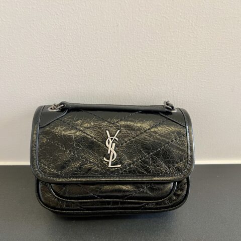 YSL 𝗡𝗶𝗸𝗶𝟭𝟴𝗰𝗺 银扣mini复古手袋 型号828736