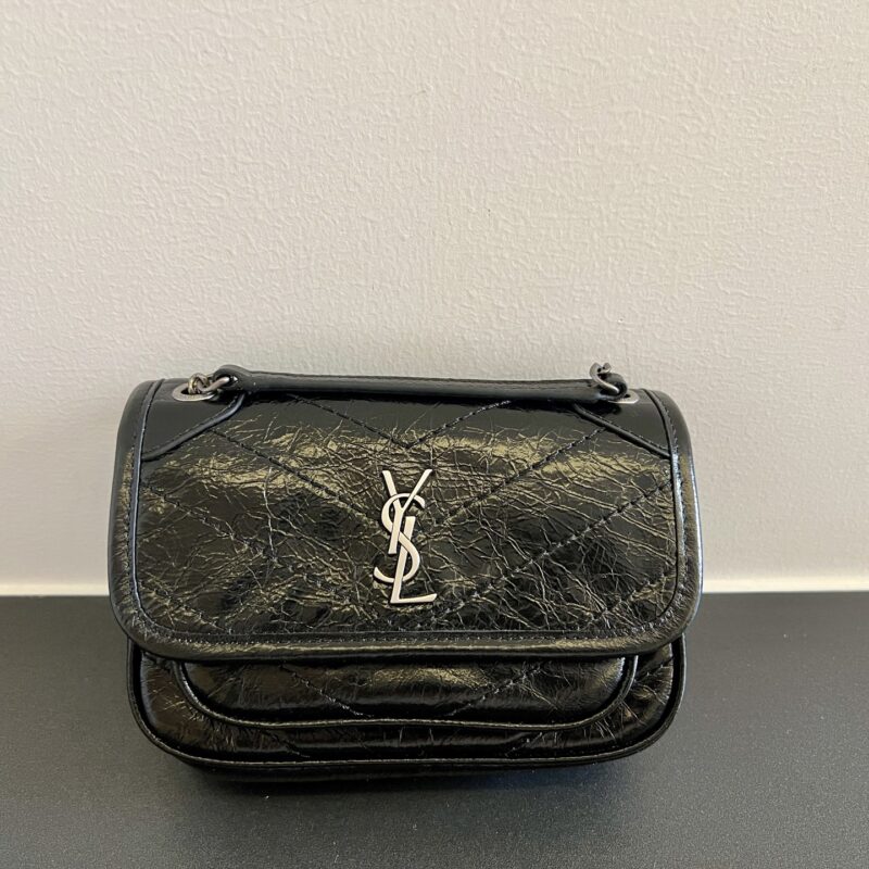 YSL 𝗡𝗶𝗸𝗶𝟭𝟴𝗰𝗺 银扣mini复古手袋 型号828736