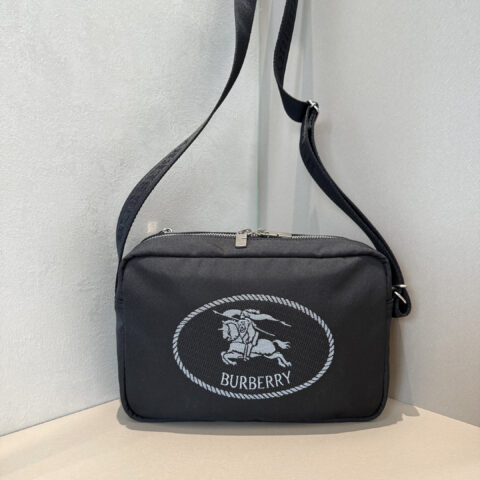 Burberry 新款斜挎包 装饰精纺崁纱骑士印章 型号3881