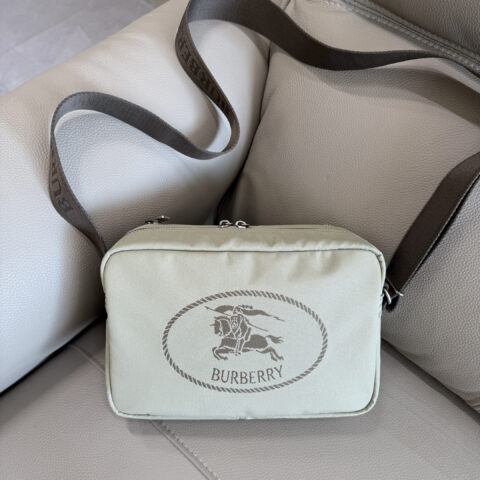 Burberry 斜挎包绿色 装饰精纺崁纱骑士印章 型号3881