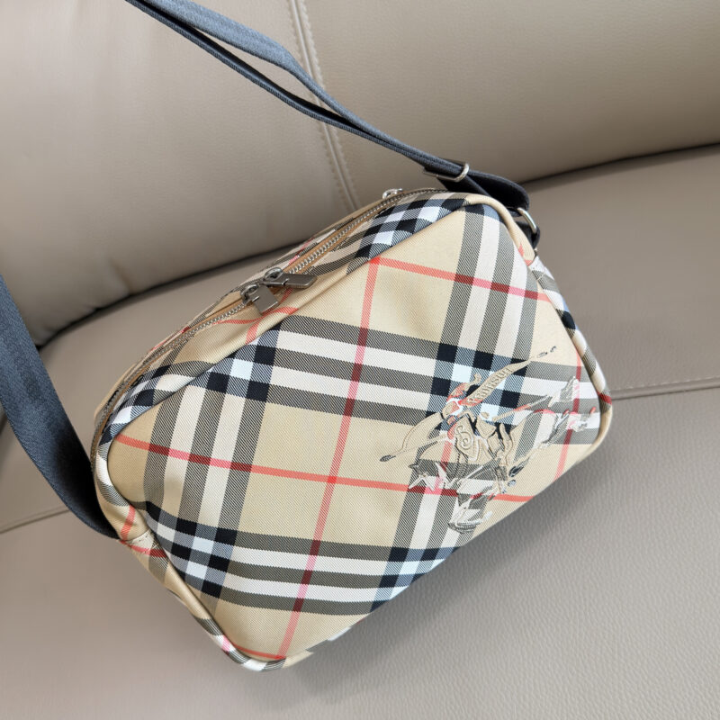 Burberry 格纹斜背包沙色 型号3201
