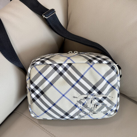Burberry 格纹斜背包青苔色 型号3201