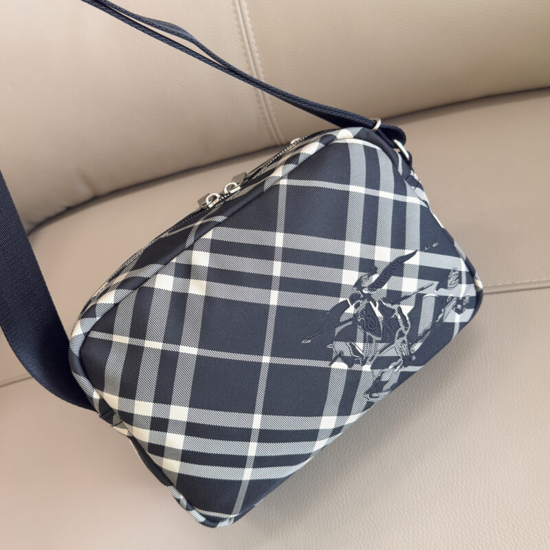 Burberry 格纹斜背包黑色 型号3201