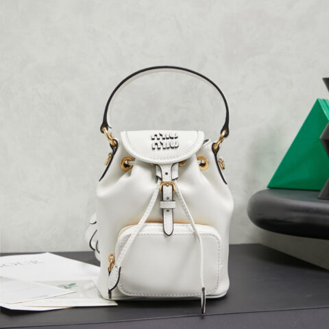 MiuMiu 新品学院风迷你双肩包白色 型号5BZ045