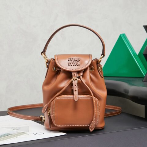 MiuMiu 新品学院风迷你双肩包棕色 款号5BZ045