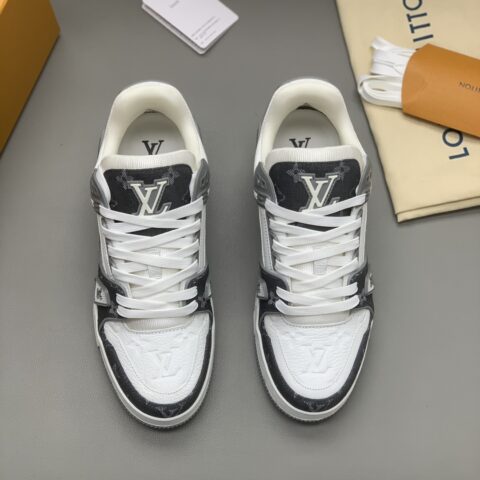 LV 情侣款运动跑鞋 采用灰色牛仔布拼接白色牛皮制成