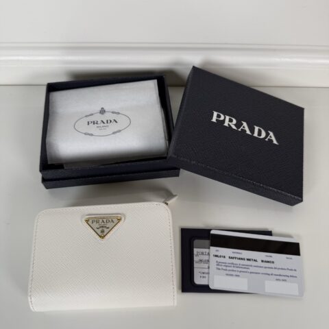 Prada 女士十字纹短夹钱包 型号1ML018