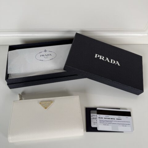 Prada 女款皮革钱包 采用按扣开合 型号1ML009