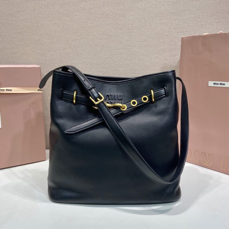 MiuMiu Aventure新品水桶包黑色 型号5BE101
