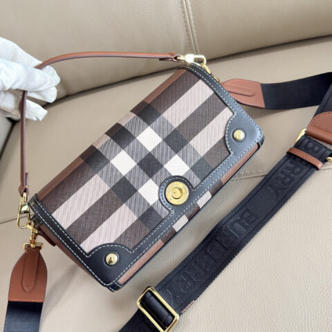 Burberry 新款复古格纹法棍包 型号1671
