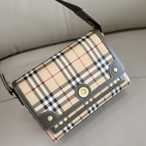 Burberry note格纹印花斜挎包 型号9061