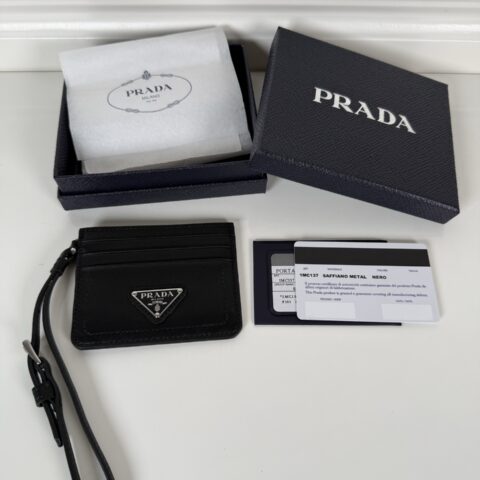 Prada 柔软Nappa羊皮皮革卡片夹黑色银标 型号1MC137