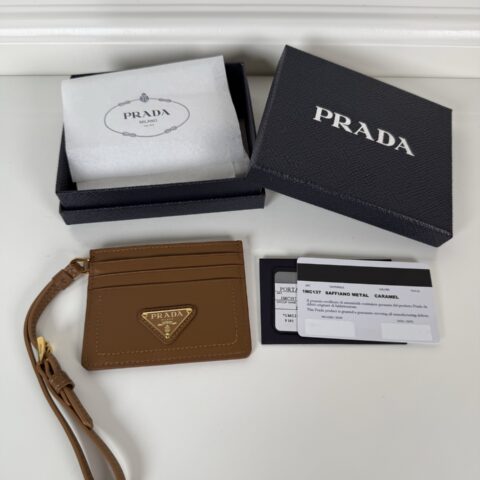 Prada 柔软Nappa羊皮皮革卡片夹棕色 型号1MC137