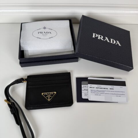 Prada 柔软Nappa羊皮皮革卡片夹黑色金标 型号1MC137