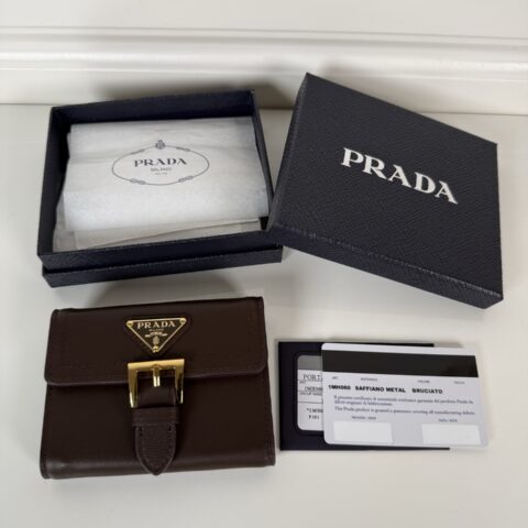 Prada 纳柏羊皮短夹深棕色 型号1MH060