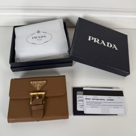 Prada 纳柏羊皮短夹棕色 型号1MH060