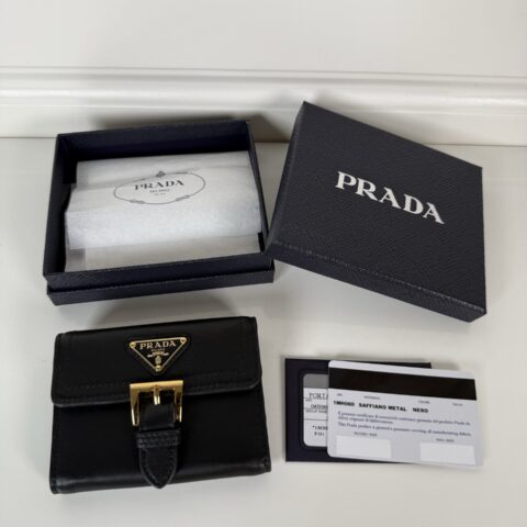 Prada 纳柏羊皮短夹黑色 型号1MH060