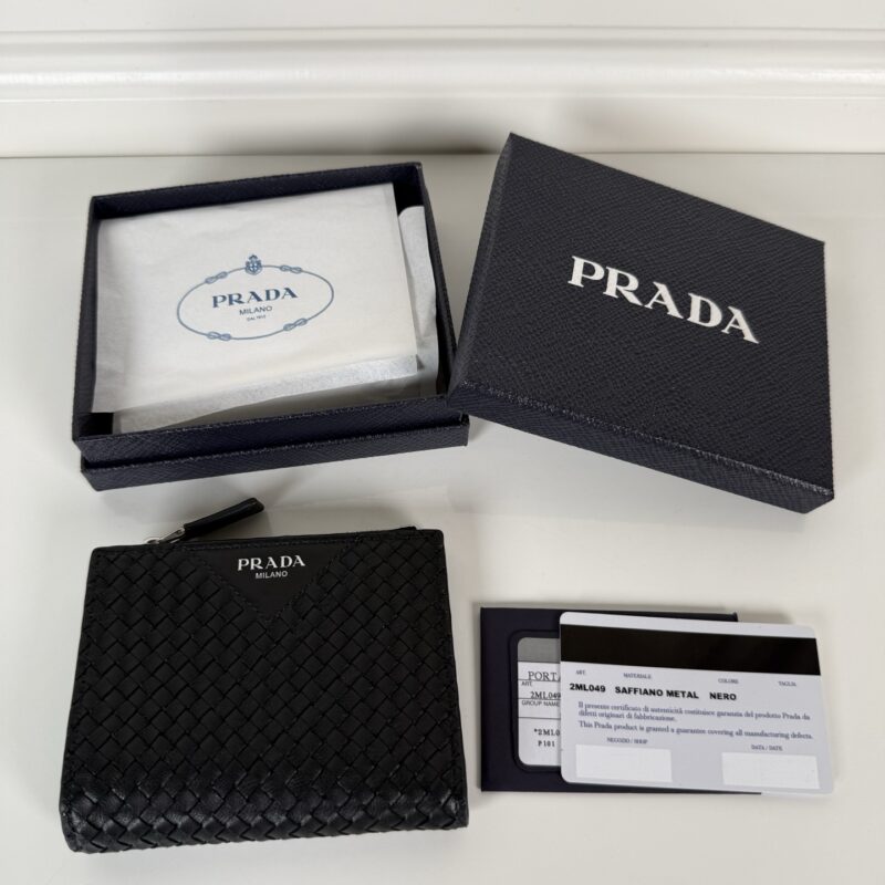 Prada 男女通用短款钱包黑色 型号1ML049