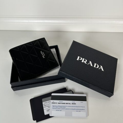 Prada 男士短款钱包黑色亮皮压格 型号2M0513
