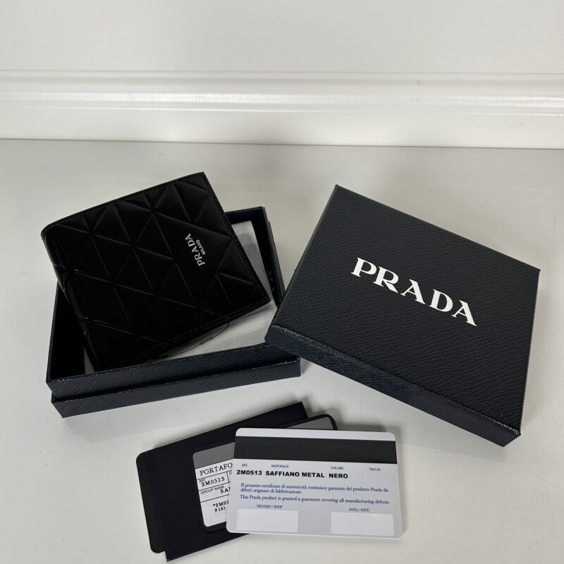 Prada 男士短款钱包黑色亮皮压格 型号2M0513