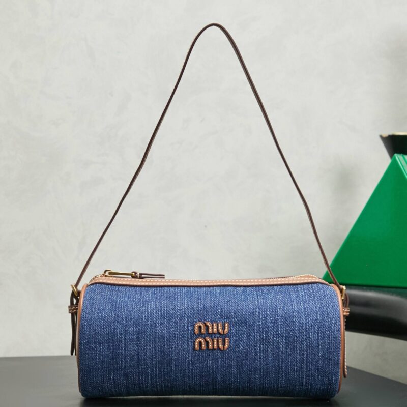 MiuMiu 新品斜纹布笔筒肩背包 牛仔蓝 型号5NE851