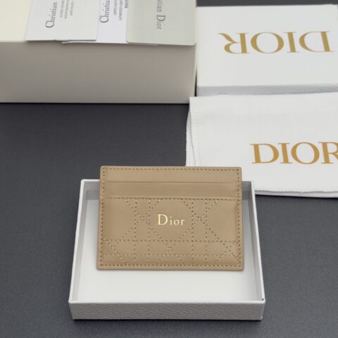Dior【Trianon Freesia卡夹系列】胭脂米/羊皮 型号S4601