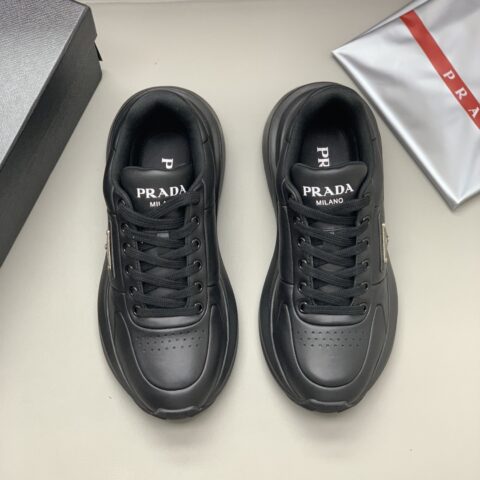 Prada 男士运动鞋黑色 采用柔软的皮革