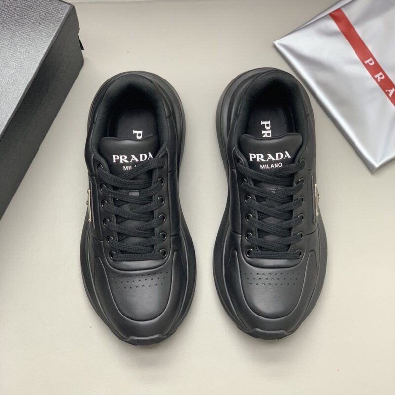 Prada 男士运动鞋黑色 采用柔软的皮革