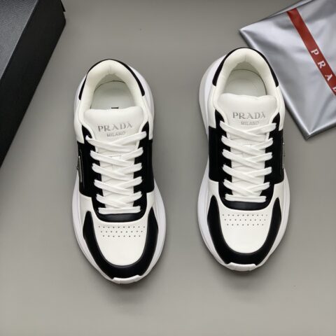 Prada 男士运动鞋 采用柔软皮革