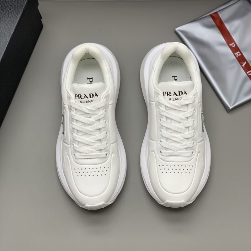 Prada 男士运动鞋白色 采用柔软皮革