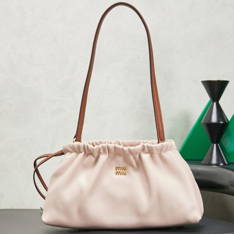 MiuMiu 新品Aventure迷你云朵肩背包粉色 型号5NE030