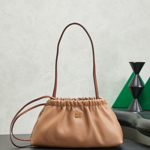 MiuMiu 新品Aventure迷你云朵包肩背包棕色 型号5NE030