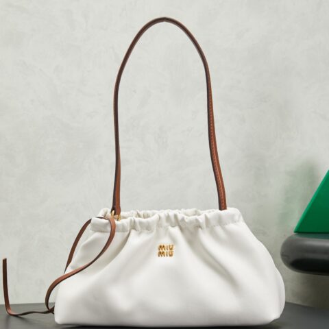 MiuMiu 新品Aventure迷你云朵肩背包白色 型号5NE030
