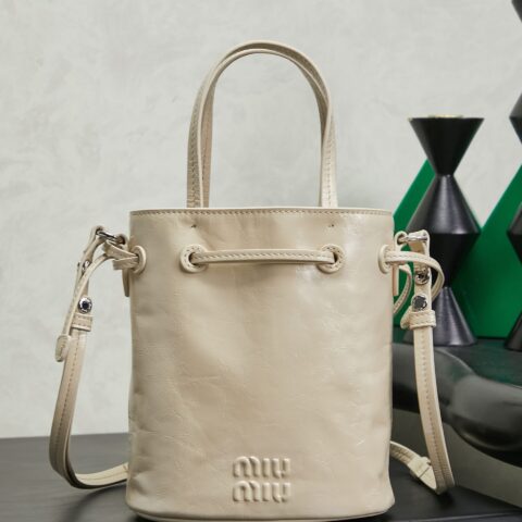 MiuMiu 新品迷你小桶包洞石色 型号5NF468