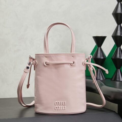 MiuMiu 新品迷你小桶包粉色 型号5NF468