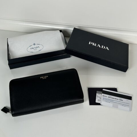 Prada 黑色细摔纹拉链款皮夹 型号2ML317