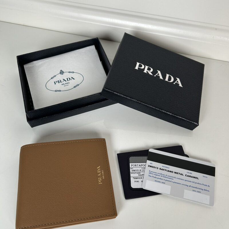 Prada 焦糖色细摔纹皮短夹钱包 型号2M0513