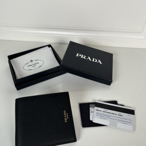 Prada 黑色细摔纹皮短夹钱包 型号2M0513