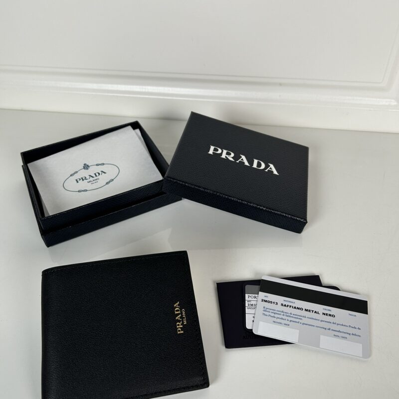 Prada 黑色细摔纹皮短夹钱包 型号2M0513