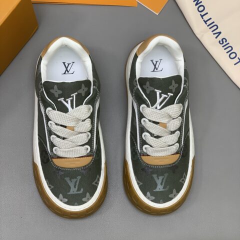 LV 男士休闲运动鞋 采用小牛皮拼接