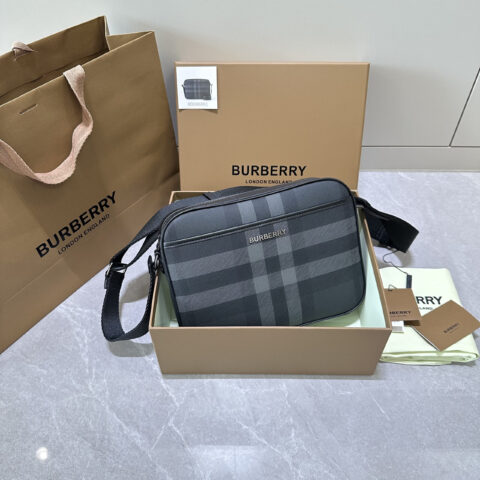 Burberry 新款格纹拼皮革斜背包 型号6881